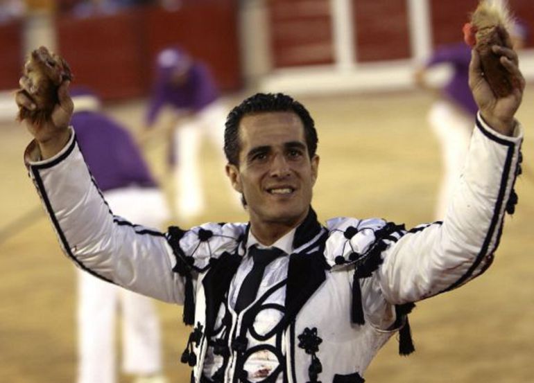 Iván Fandiño, dando la vuelta al ruedo en una corrida de toros en el Coso de las Cruces de Guadalajara. Iván Fandiño, dando la vuelta al ruedo en una corrida de toros en el Coso de las Cruces de Guadalajara.