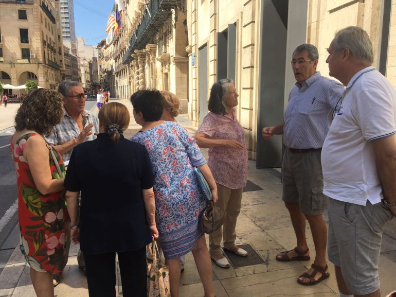Asociaciones de vecinos a las puertas del Ayuntamiento de Alicante Asociaciones de vecinos a las puertas del Ayuntamiento de Alicante