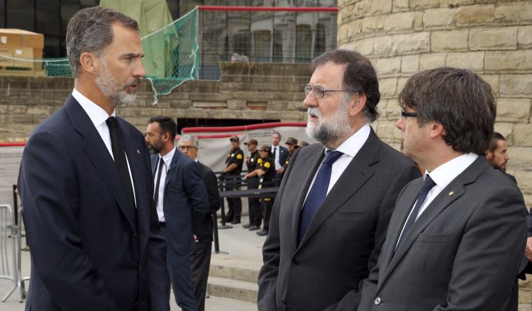 Fotografía facilitada por el Rey de Felipe VI hablando con el presidente del Gobierno, Mariano Rajoy, y el presidente de la Generalitat de Cataluña, Carles Puigdemont. Fotografía facilitada por el Rey de Felipe VI hablando con el presidente del Gobierno, Mariano Rajoy, y el presidente de la Generalitat de Cataluña, Carles Puigdemont.