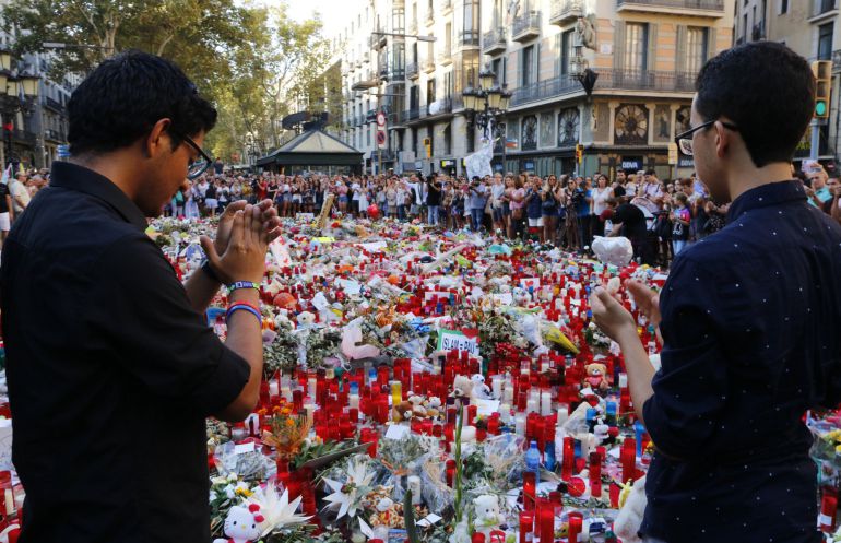La ofrenda a las víctimas del atentado. La ofrenda a las víctimas del atentado.
