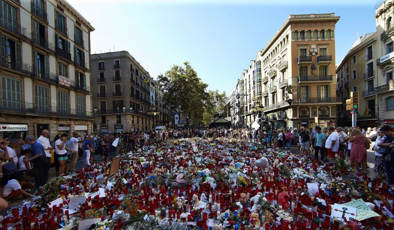 Cientos de personas se congregan en La Rambla de Barcelona, en el mosaico de Miró, lugar donde los ciudadanos depositan velas, flores y mensajes de apoyo y recuerdo a las víctimas del atentado del pasado jueves. Cientos de personas se congregan en La Rambla de Barcelona, en el mosaico de Miró, lugar donde los ciudadanos depositan velas, flores y mensajes de apoyo y recuerdo a las víctimas del atentado del pasado jueves.