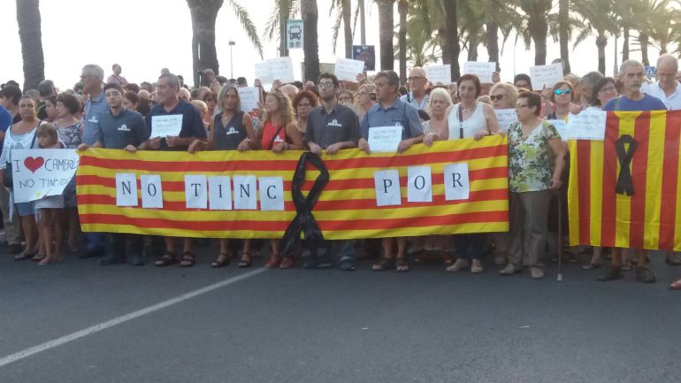 Imagen de la manifestación de la tarde del viernes en Cambrils. Imagen de la manifestación de la tarde del viernes en Cambrils.