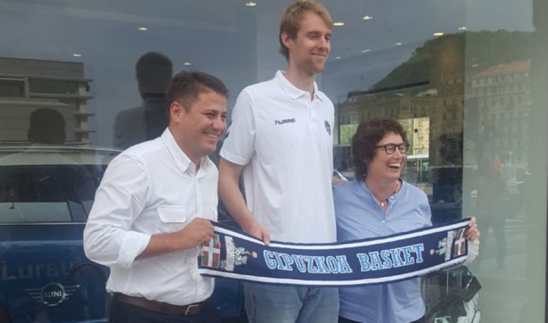 Presentacion Henk Noreal, jugador del GBC: Henk Norel: "Vengo a dar guerra por esta camiseta y por el equipo" Presentacion Henk Noreal, jugador del GBC: Henk Norel: "Vengo a dar guerra por esta camiseta y por el equipo"