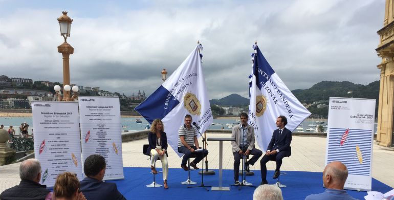 Eneko Goia (Alcalde) y Alfonso Gurpegi (Donostiako Festak) presentan la Bandera de la Concha con el campo de regateo al fondo Eneko Goia (Alcalde) y Alfonso Gurpegi (Donostiako Festak) presentan la Bandera de la Concha con el campo de regateo al fondo