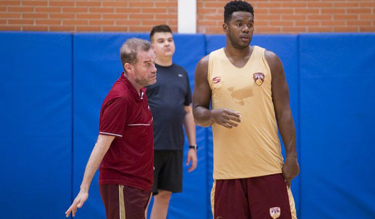 Nestor 'Ché' García da instrucciones a Colmenares durante un entrenamiento Nestor 'Ché' García da instrucciones a Colmenares durante un entrenamiento