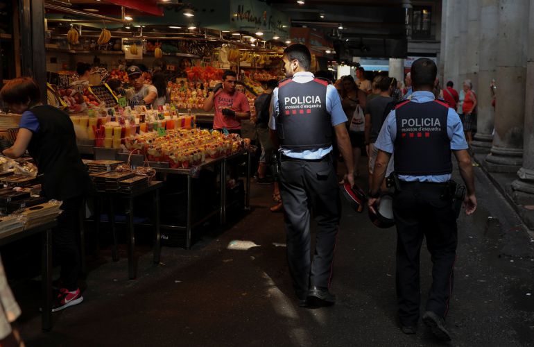 Dos Mossos patrullan por el mercado de la Boquería. Dos Mossos patrullan por el mercado de la Boquería.