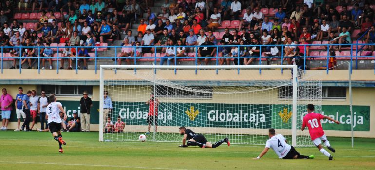 Alex detiene el disparo de Caín, pero no puede evitar el 0-2 Alex detiene el disparo de Caín, pero no puede evitar el 0-2