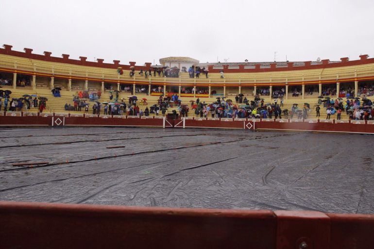 La lona instalada por la empresa no pudo evitar que el coso se encontrara en un estado impracticable a la hora del inicio de la corrida La lona instalada por la empresa no pudo evitar que el coso se encontrara en un estado impracticable a la hora del inicio de la corrida