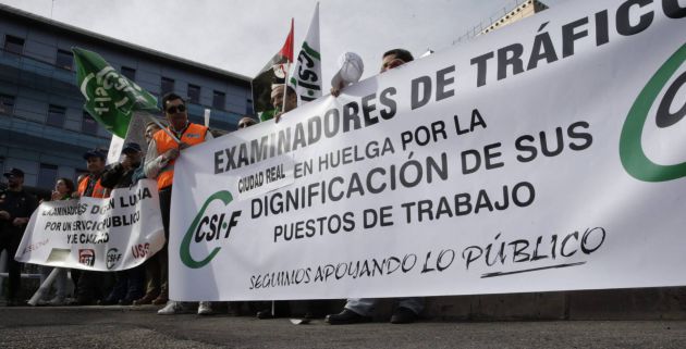 Cerca de 1.000 personas esperan en Guadalajara para poder sacarse el carnet de conducir por la huelga de los examinadores de Tráfico: Cerca de 1.000 personas esperan en Guadalajara para examinarse del carnet de conducir Cerca de 1.000 personas esperan en Guadalajara para poder sacarse el carnet de conducir por la huelga de los examinadores de Tráfico: Cerca de 1.000 personas esperan en Guadalajara para examinarse del carnet de conducir