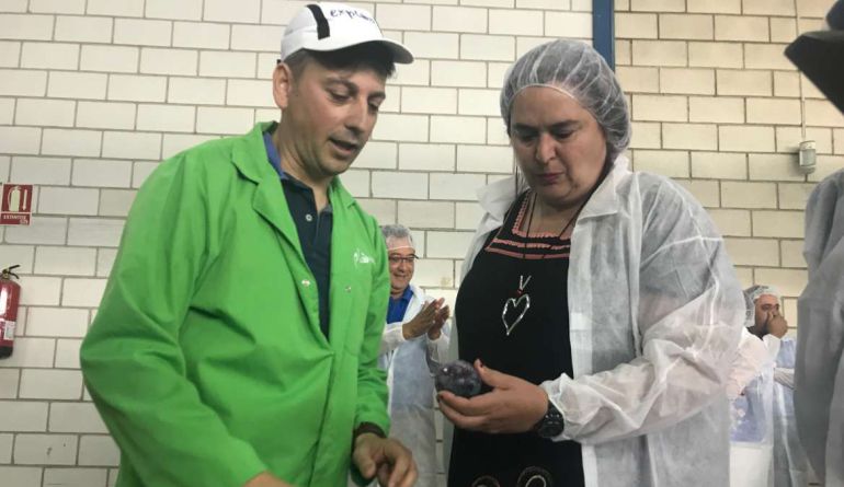 La consejera de Medio Ambiente y Rural, Políticas Agrarias y Territorio, Begoña García en una visita a una planta hortofrutícola de Valdelacalzada La consejera de Medio Ambiente y Rural, Políticas Agrarias y Territorio, Begoña García en una visita a una planta hortofrutícola de Valdelacalzada