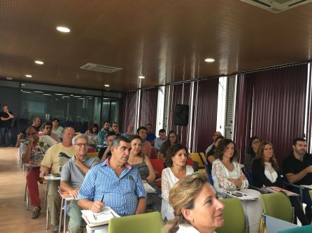 Alumnos y público asistente a la inauguración del curso en la sede del Consejo Regulador de la Denominación de Origen del Aceite de Sierra Mágina Alumnos y público asistente a la inauguración del curso en la sede del Consejo Regulador de la Denominación de Origen del Aceite de Sierra Mágina