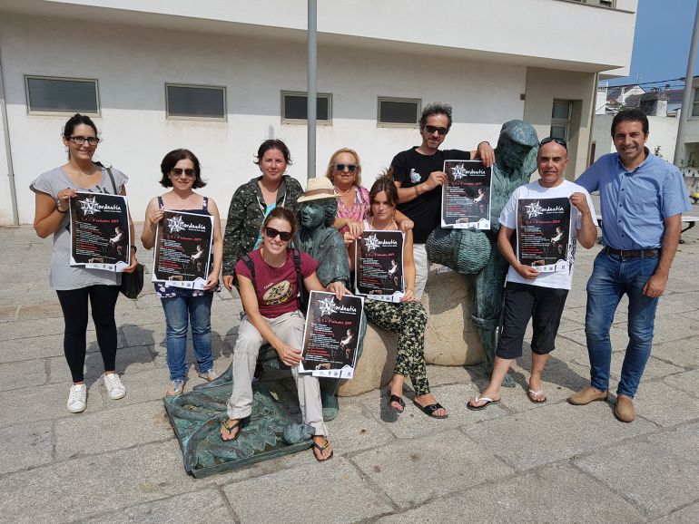 El alcalde de Cervo y miembros de la organicación presentan el cartel de A Foliada Nordestía en San Ciprián El alcalde de Cervo y miembros de la organicación presentan el cartel de A Foliada Nordestía en San Ciprián