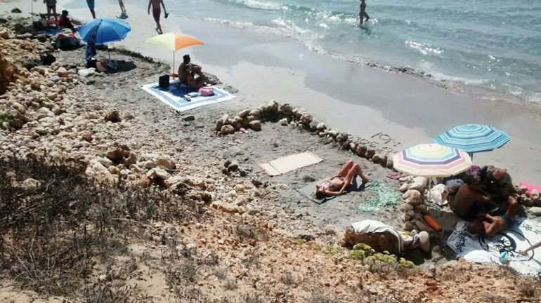 Imagen de la playa de Binigaus con sus particulares 'parcelas privadas' Imagen de la playa de Binigaus con sus particulares 'parcelas privadas'
