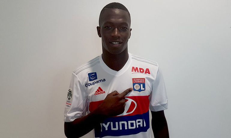 Pape Cheikh posa con la camiseta del Olympique de Lyon Pape Cheikh posa con la camiseta del Olympique de Lyon