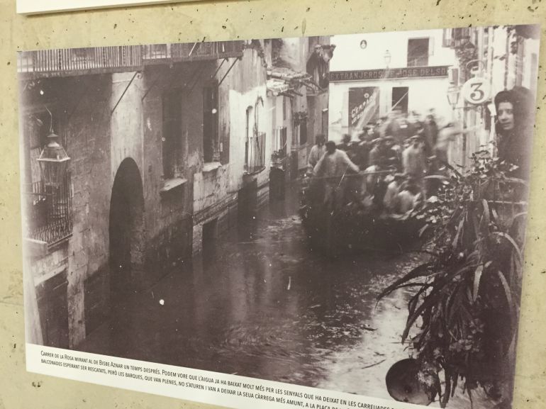 Una de les17 imatges que es poden veure a la biblioteca Marcel·lí Domingo, amb una barca plena de veïns rescatats dels balcons. Una de les17 imatges que es poden veure a la biblioteca Marcel·lí Domingo, amb una barca plena de veïns rescatats dels balcons.