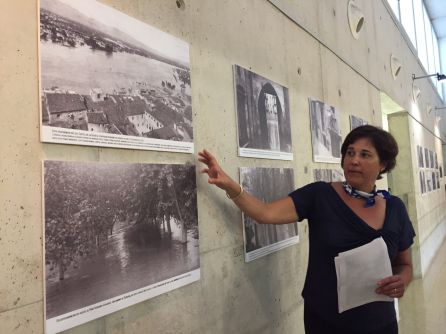 Núria Menasanch, besnéta política de Mestre i Noé, amb algunes de les fotos exposades. Núria Menasanch, besnéta política de Mestre i Noé, amb algunes de les fotos exposades.