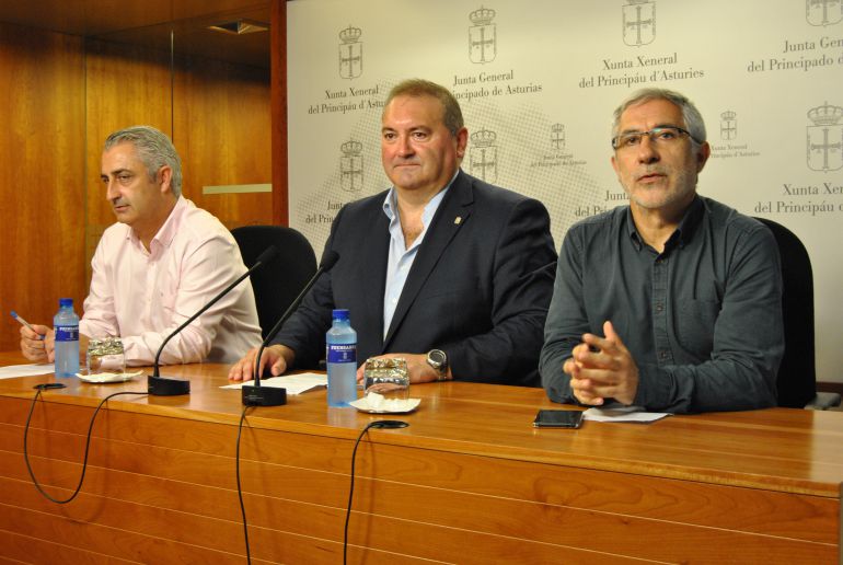 De izquierda a derecha: Ángel García, Ramón Argüelles y Gaspar Llamazares (esta mañana, en la Junta General del Principado) De izquierda a derecha: Ángel García, Ramón Argüelles y Gaspar Llamazares (esta mañana, en la Junta General del Principado)