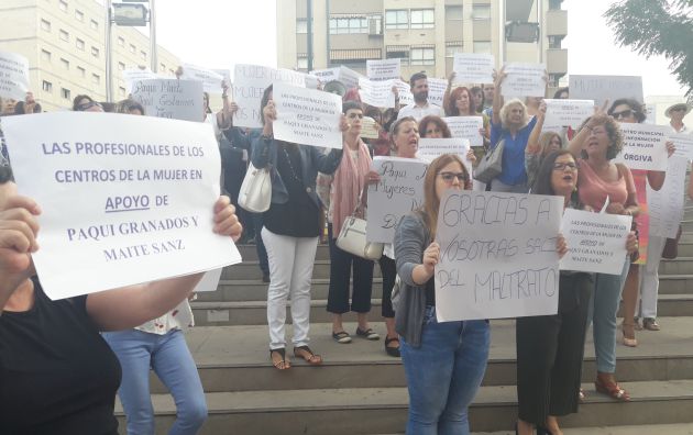 Muestras de apoyo a las puertas de los juzgados. Muestras de apoyo a las puertas de los juzgados.