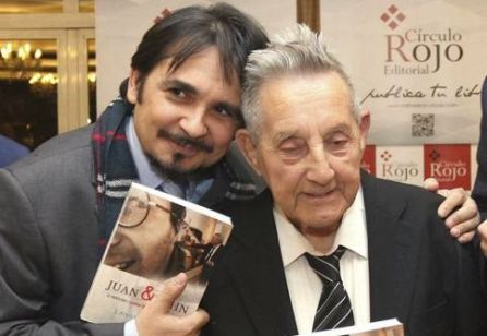 Adolfo Iglesias y Juan Carrión durante la presentación del libro 'Juan & John' Adolfo Iglesias y Juan Carrión durante la presentación del libro 'Juan & John'