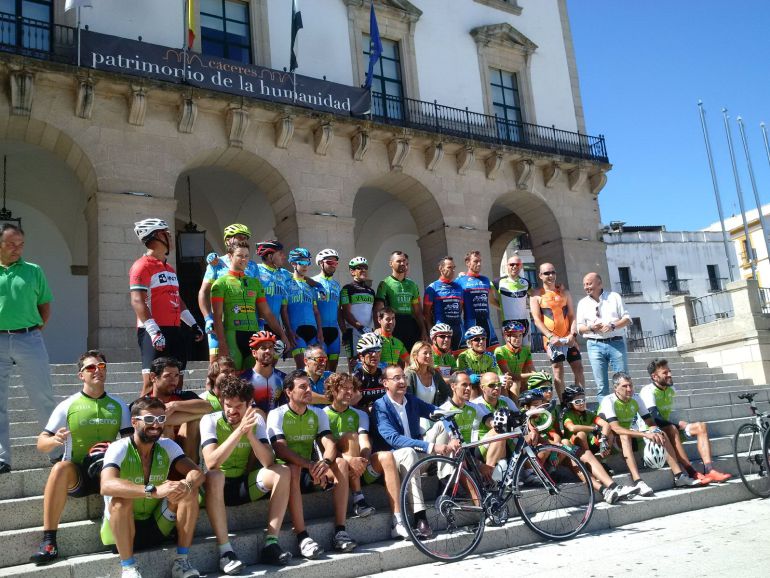 Chema Martínez, abajo a la derecha, junto a su equipo del #RetoChagas, la alcaldesa y varios concejales, el presidente de la Federación Extremeña de Triatlón, José Manuel Tovar y miembros del CN Los Delfines y ciclistas del ADC Pizarro de Trujillo. Chema Martínez, abajo a la derecha, junto a su equipo del #RetoChagas, la alcaldesa y varios concejales, el presidente de la Federación Extremeña de Triatlón, José Manuel Tovar y miembros del CN Los Delfines y ciclistas del ADC Pizarro de Trujillo.