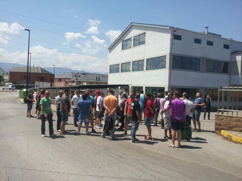 Los trabajadores de Roldán a las puertas de la empresa Los trabajadores de Roldán a las puertas de la empresa