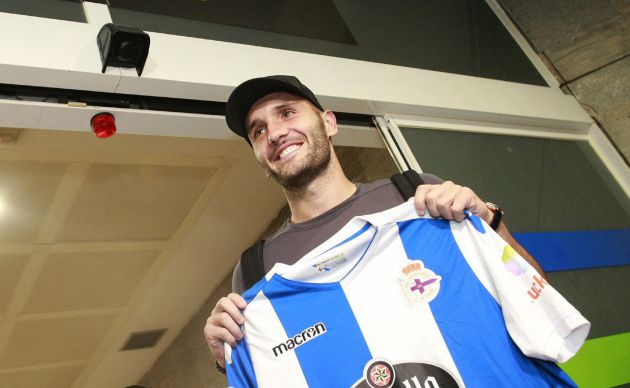 Lucas Pérez posa con la camiseta del Deportivo a su llegada a Alvedro Lucas Pérez posa con la camiseta del Deportivo a su llegada a Alvedro