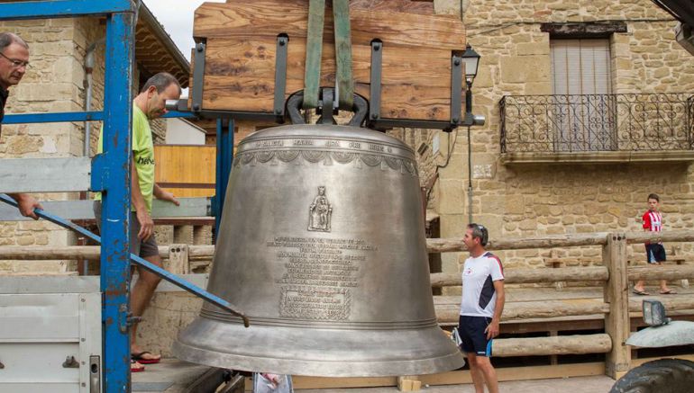 Momento en el que la nueva campana llega a Artajona desde Cantabria Momento en el que la nueva campana llega a Artajona desde Cantabria