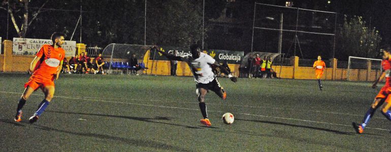 Adighibe engancha el esférico para hacer el 3-0 que empataba la eliminatoria Adighibe engancha el esférico para hacer el 3-0 que empataba la eliminatoria
