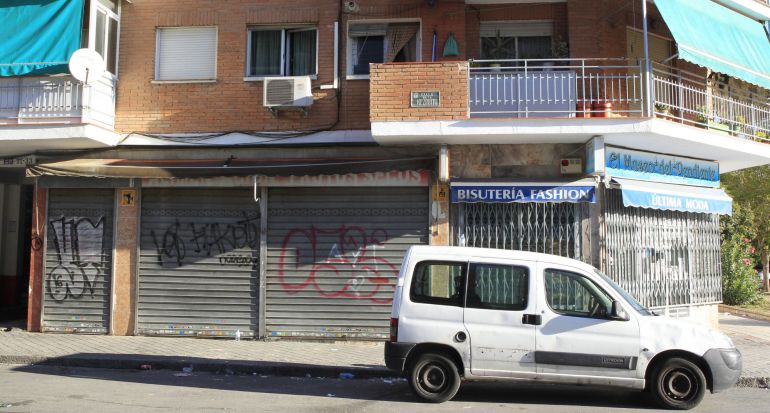 Fachada de la tienda de alimentación china, ubicada en el madrileño barrio de Usera, en la que anoche un niño de tres años murió tras impactar un automóvil contra la tienda que regentaban sus padres. El niño estaba en la puerta del establecimiento cuando el vehículo conducido por un varón de 18 años, que resultó ileso, impactó por causas que se investigan contra la puerta del establecimiento. Fachada de la tienda de alimentación china, ubicada en el madrileño barrio de Usera, en la que anoche un niño de tres años murió tras impactar un automóvil contra la tienda que regentaban sus padres. El niño estaba en la puerta del establecimiento cuando el vehículo conducido por un varón de 18 años, que resultó ileso, impactó por causas que se investigan contra la puerta del establecimiento.