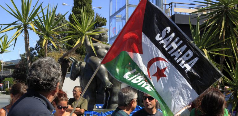 Concentración de varias organizaciones el pasado sábado en la Terminal 1 del aeropuerto de Adolfo Suárez Madrid-Barajas para denunciar "las flagrantes vulneraciones de derechos básicos" de un grupo de saharauis en el procedimiento de solicitud de protección internacional. Concentración de varias organizaciones el pasado sábado en la Terminal 1 del aeropuerto de Adolfo Suárez Madrid-Barajas para denunciar "las flagrantes vulneraciones de derechos básicos" de un grupo de saharauis en el procedimiento de solicitud de protección internacional.
