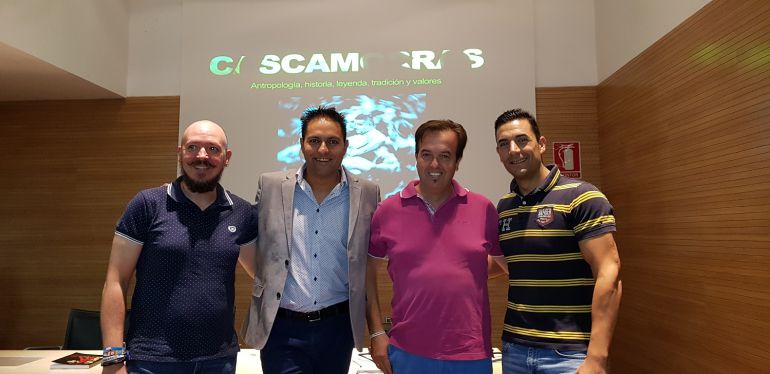 El autor acompañado de diferentes Cascamorras en la presentación del libro El autor acompañado de diferentes Cascamorras en la presentación del libro