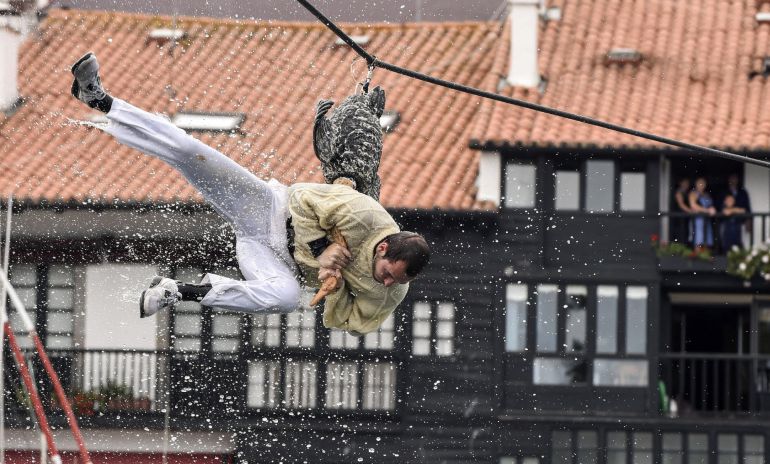 La localidad vizcaína de Lekeitio ha celebrado hoy la tradicional fiesta del Dia de los Gansos La localidad vizcaína de Lekeitio ha celebrado hoy la tradicional fiesta del Dia de los Gansos