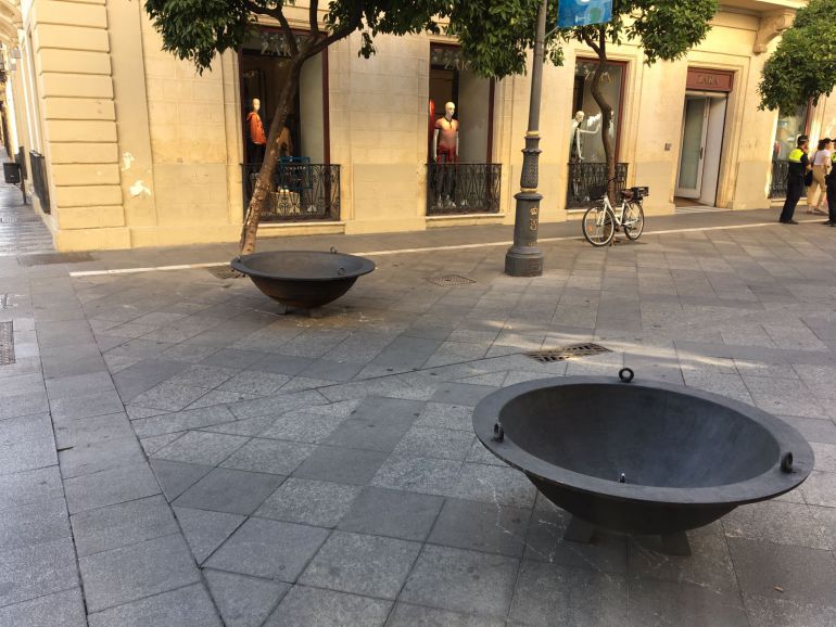 Imagen de los maceteros que el Ayuntamiento ha instalado en el inicio de la calle Larga Imagen de los maceteros que el Ayuntamiento ha instalado en el inicio de la calle Larga