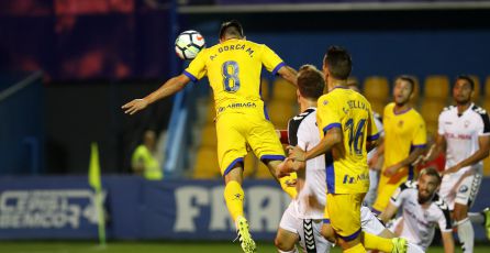 Con este cabezazo marcó Dorca el primer tanto liguero del Alcorcón Con este cabezazo marcó Dorca el primer tanto liguero del Alcorcón