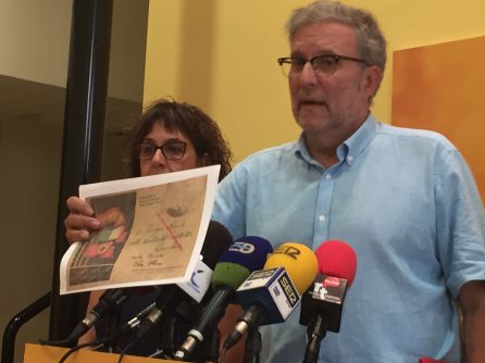 Toni Bou, amb el document amb propaganda feixista que el règim franquista obligava els presos i familiars a emprar per comunicar-se.