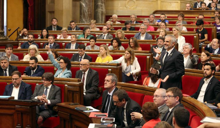 El pleno del Parlament vota hoy en medio de las protestas de algunos diputados. El pleno del Parlament vota hoy en medio de las protestas de algunos diputados.