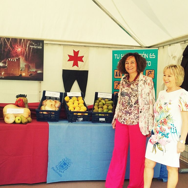 Gloria Fernández Merayo junto a la concejala de Fiestas, Conchi Crespo, en la inauguración de la I Feria Multisectorial Gloria Fernández Merayo junto a la concejala de Fiestas, Conchi Crespo, en la inauguración de la I Feria Multisectorial
