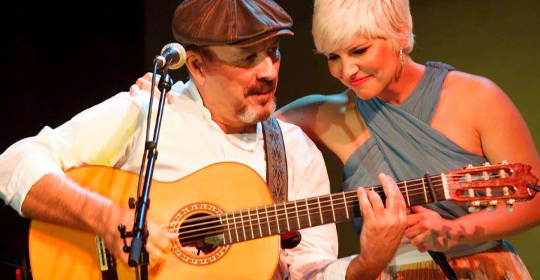 Javier Ruibal con Pasión Vega durante un concierto. Javier Ruibal con Pasión Vega durante un concierto.