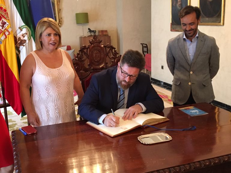 Rodrigo Sánchez firmando el libro de honor del Ayto. de Jerez Rodrigo Sánchez firmando el libro de honor del Ayto. de Jerez