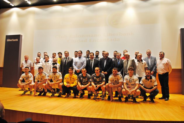 Plantilla y autoridades posan en la presentación del Liberbank Ciudad Encantada Plantilla y autoridades posan en la presentación del Liberbank Ciudad Encantada
