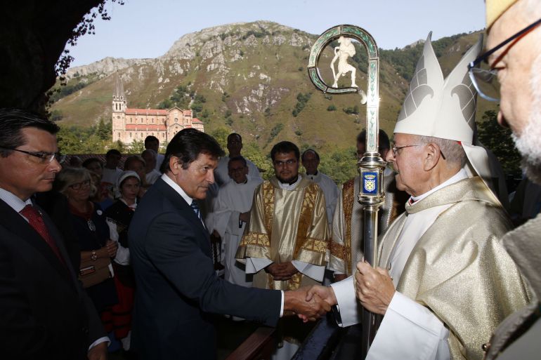 El presidente del Principado, Javier Fernández, saluda al presidente de la Conferencia Episcopal Española, Ricardo Blázquez en Covadonga. El presidente del Principado, Javier Fernández, saluda al presidente de la Conferencia Episcopal Española, Ricardo Blázquez en Covadonga.