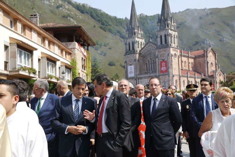 Javier Fernández charla con el presidente de la Junta General,Pedro Sanjurjo, durante los actos celebrados en Covadonga con motivo del Día de Asturias. Javier Fernández charla con el presidente de la Junta General,Pedro Sanjurjo, durante los actos celebrados en Covadonga con motivo del Día de Asturias.