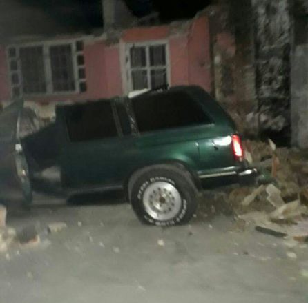 Estado en el que ha quedado un vehículo tras el terremoto Estado en el que ha quedado un vehículo tras el terremoto