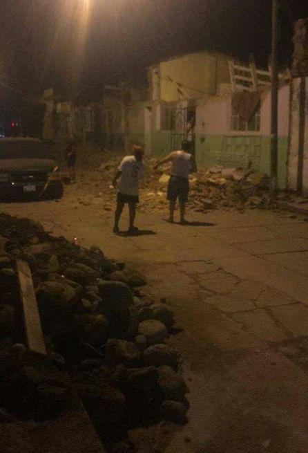 Vecinos afectados por el seísmo Vecinos afectados por el seísmo