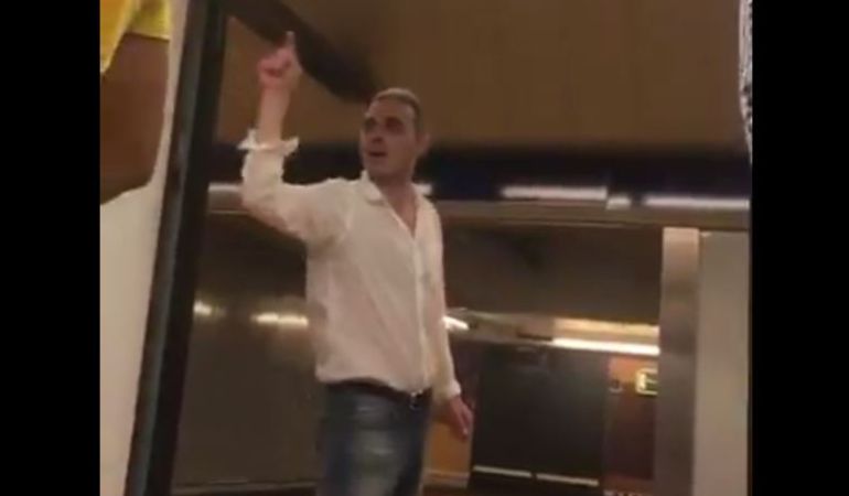 El hombre tras ser expulsado del Metro. El hombre tras ser expulsado del Metro.