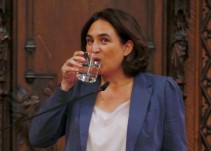 Ada Colau espera más información antes de decidir si pone urnas en Barcelona