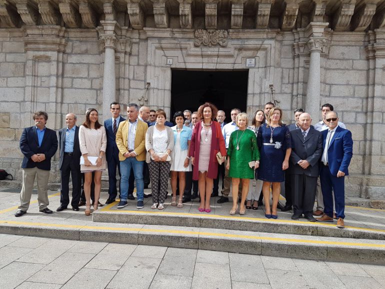 Los pedáneos posan a las puertas del ayuntamiento junto a miembros de la corporación municipal presidida por Gloria Fernández Merayo Los pedáneos posan a las puertas del ayuntamiento junto a miembros de la corporación municipal presidida por Gloria Fernández Merayo