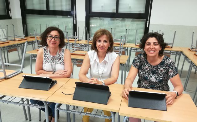 La directora, María del Carmen Gómez, en el centro, junto a dos profesoras del Colegio Don Quijote, en una de las aulas donde se utilizarán las tabletas. La directora, María del Carmen Gómez, en el centro, junto a dos profesoras del Colegio Don Quijote, en una de las aulas donde se utilizarán las tabletas.