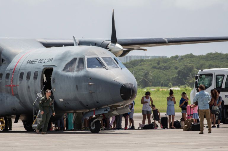 Militares franceses evacuando a ciudadanos de Saint Martin afectados por el Irma Militares franceses evacuando a ciudadanos de Saint Martin afectados por el Irma