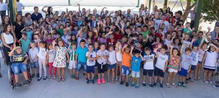 Foto de familia en el colegio público "Rafael Aldehuela" de Alcaudete con la presidenta de la Junta, Susana Díaz Foto de familia en el colegio público "Rafael Aldehuela" de Alcaudete con la presidenta de la Junta, Susana Díaz